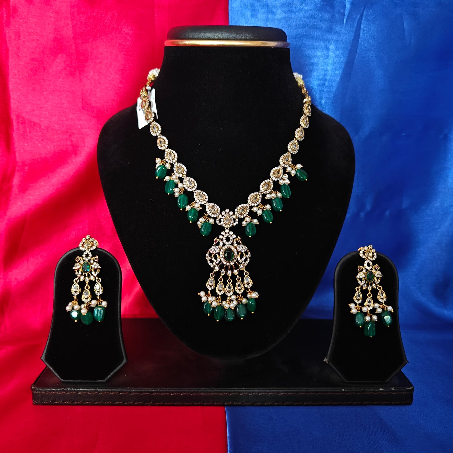 Elegant Victorian Short Necklace In Green Beads