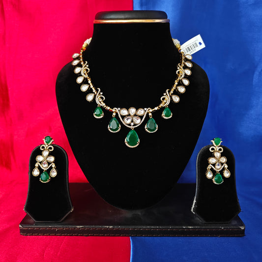 Beautiful Victorian Short Necklace In Green Stone
