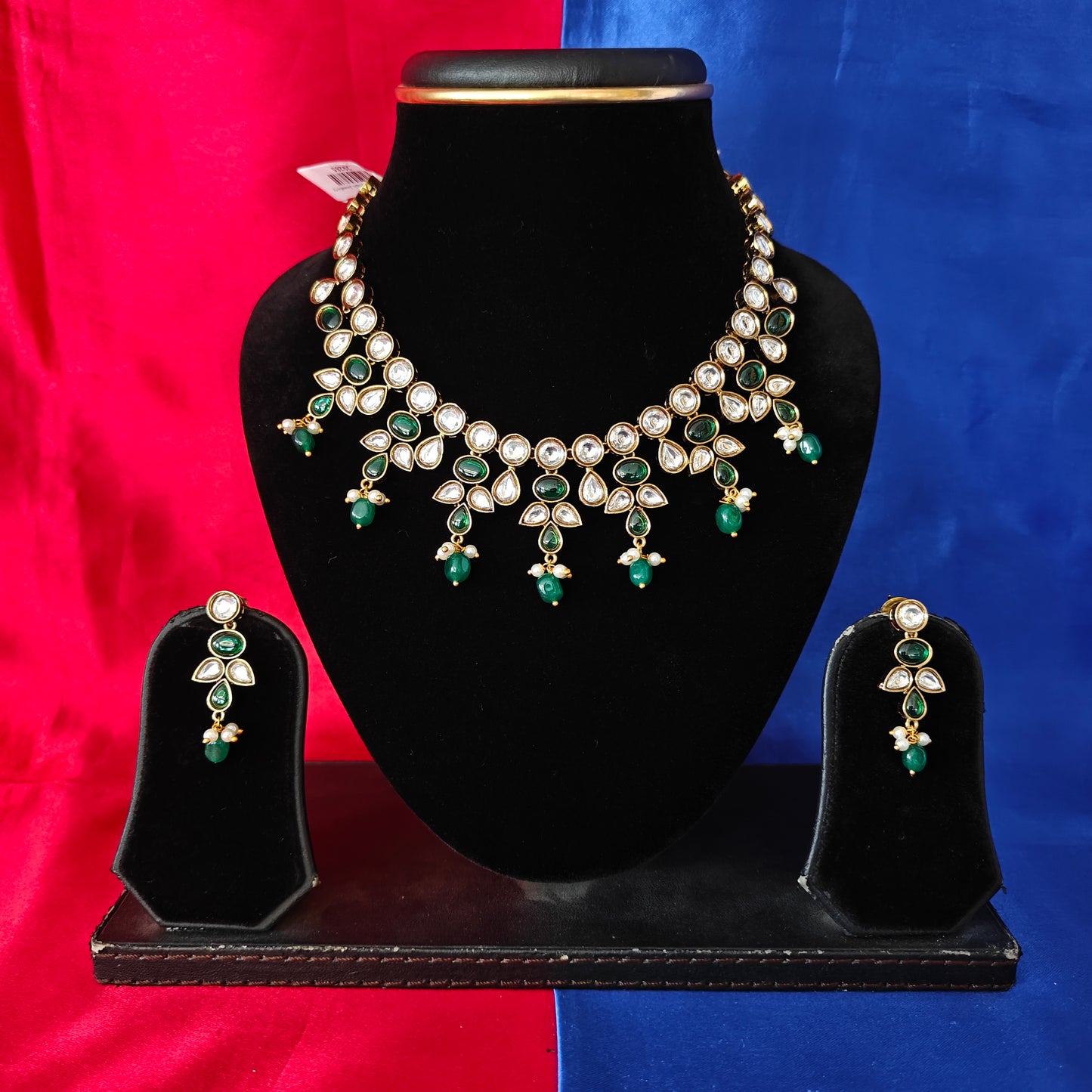 Beautiful Victorian Short Necklace In Green Beads
