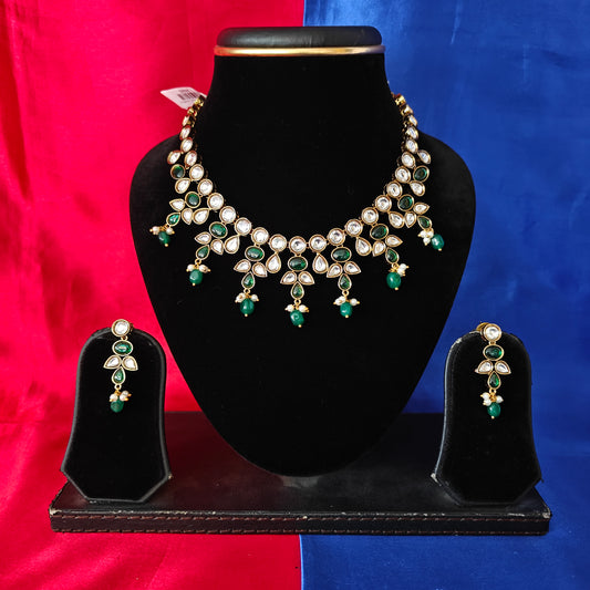 Beautiful Victorian Short Necklace In Green Beads