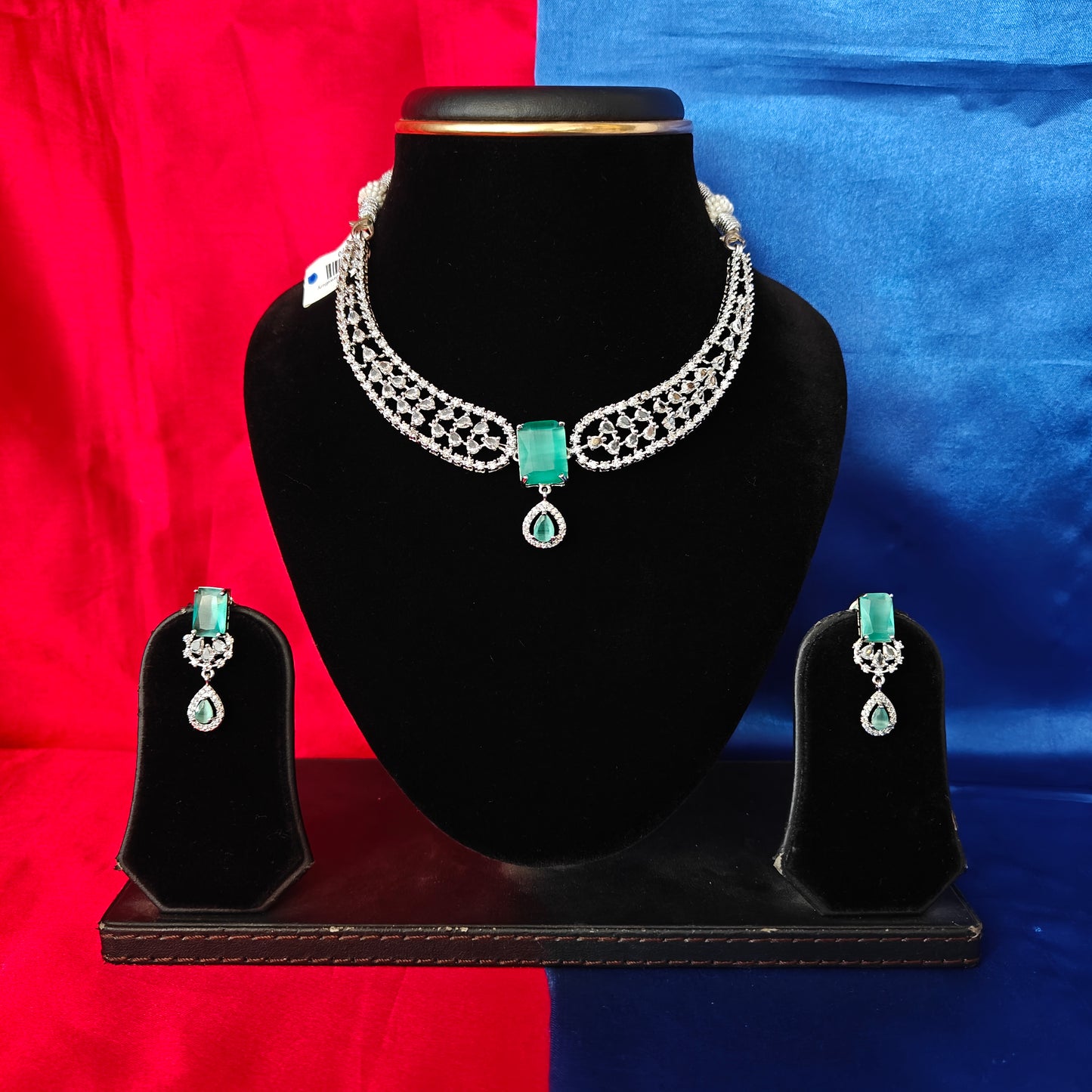 Elegant Silver Short Necklace In Pista Green Stone