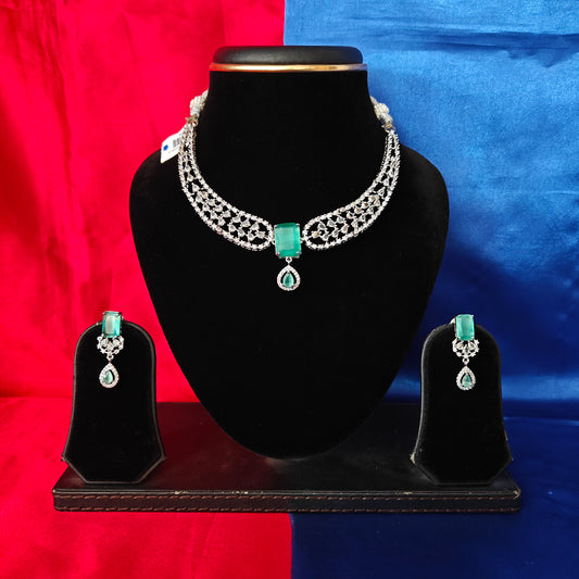 Elegant Silver Short Necklace In Pista Green Stone