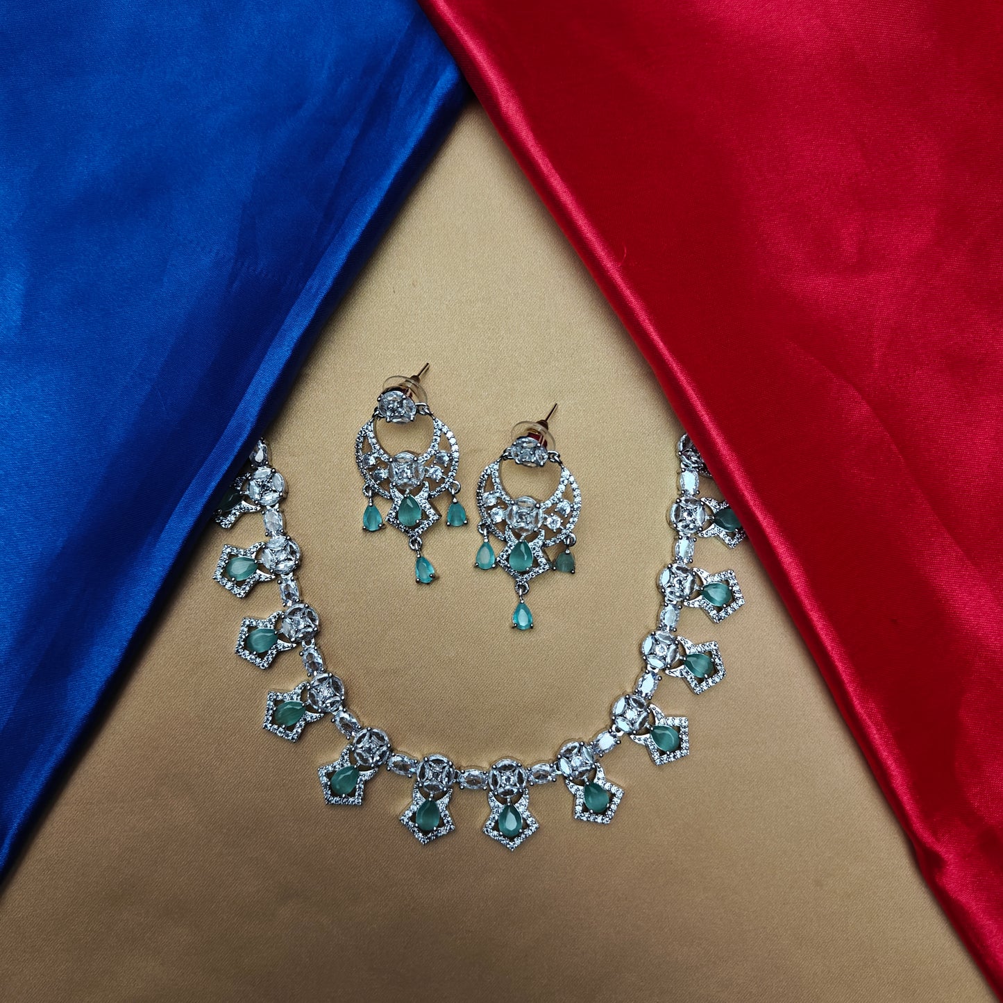 Elegant Silver Short Necklace In Pista Green Stone