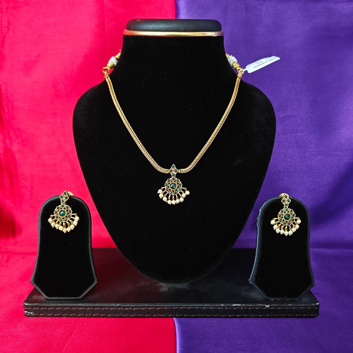 Beautiful Simple Non Necklace In Green Stone