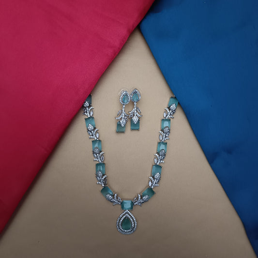 Elegant Silver Short Necklace In Pista Green Stone