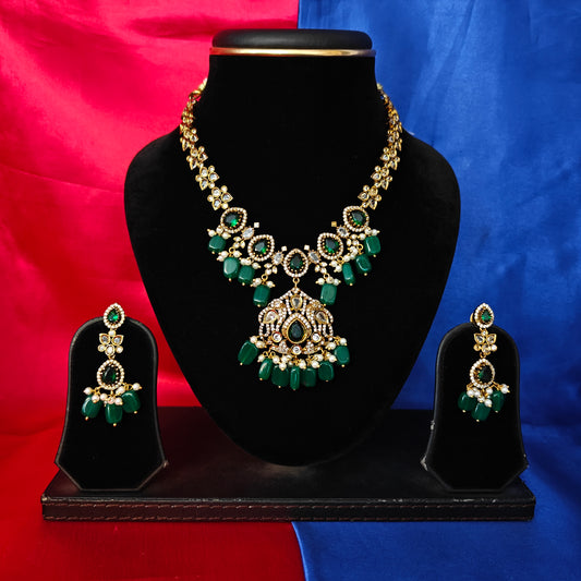 Beautiful Victorian Short Necklace In Green Beads