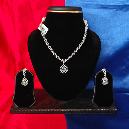 Elegant Silver Short Necklace In Pista Green Stone