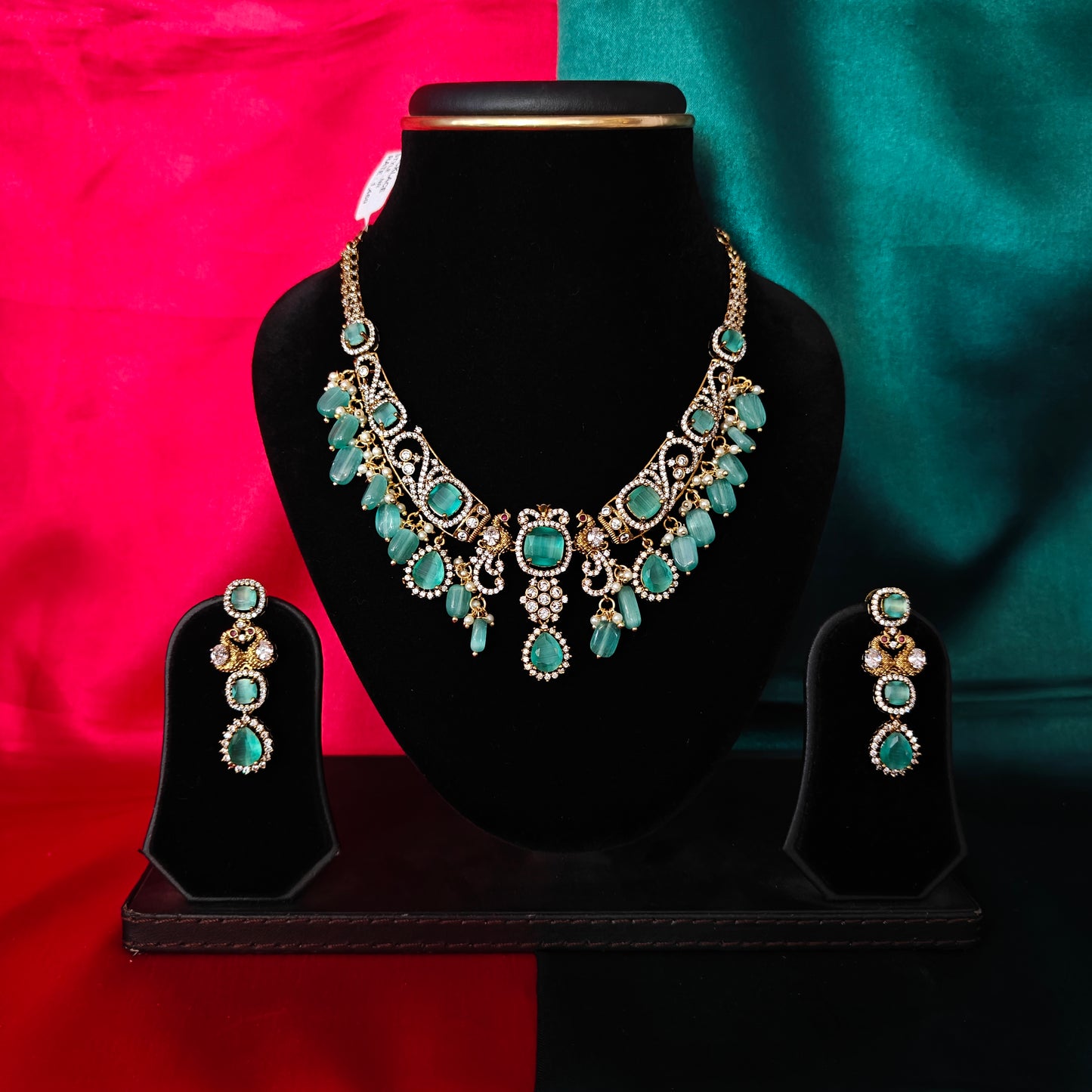 Elegant Victorian Kante Necklace In Pista Green Stone