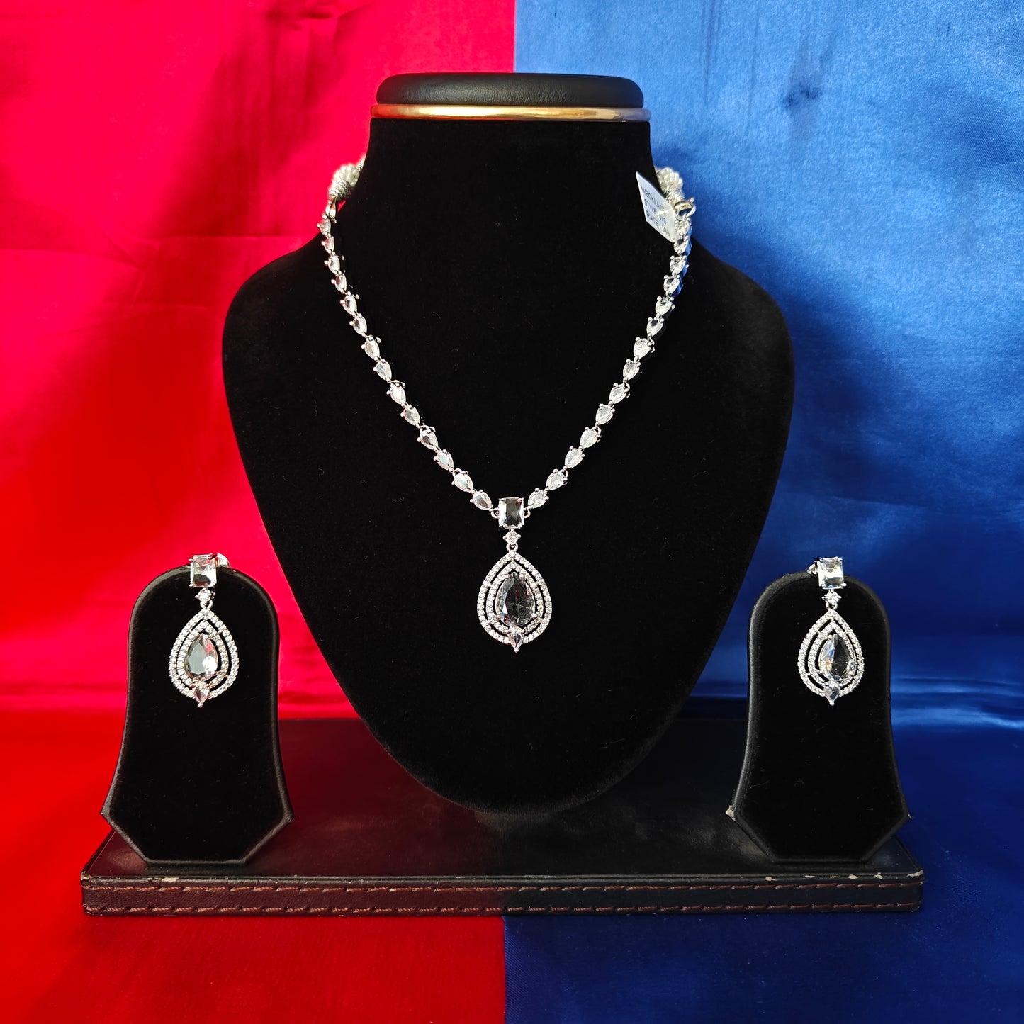 Elegant Silver Short Necklace