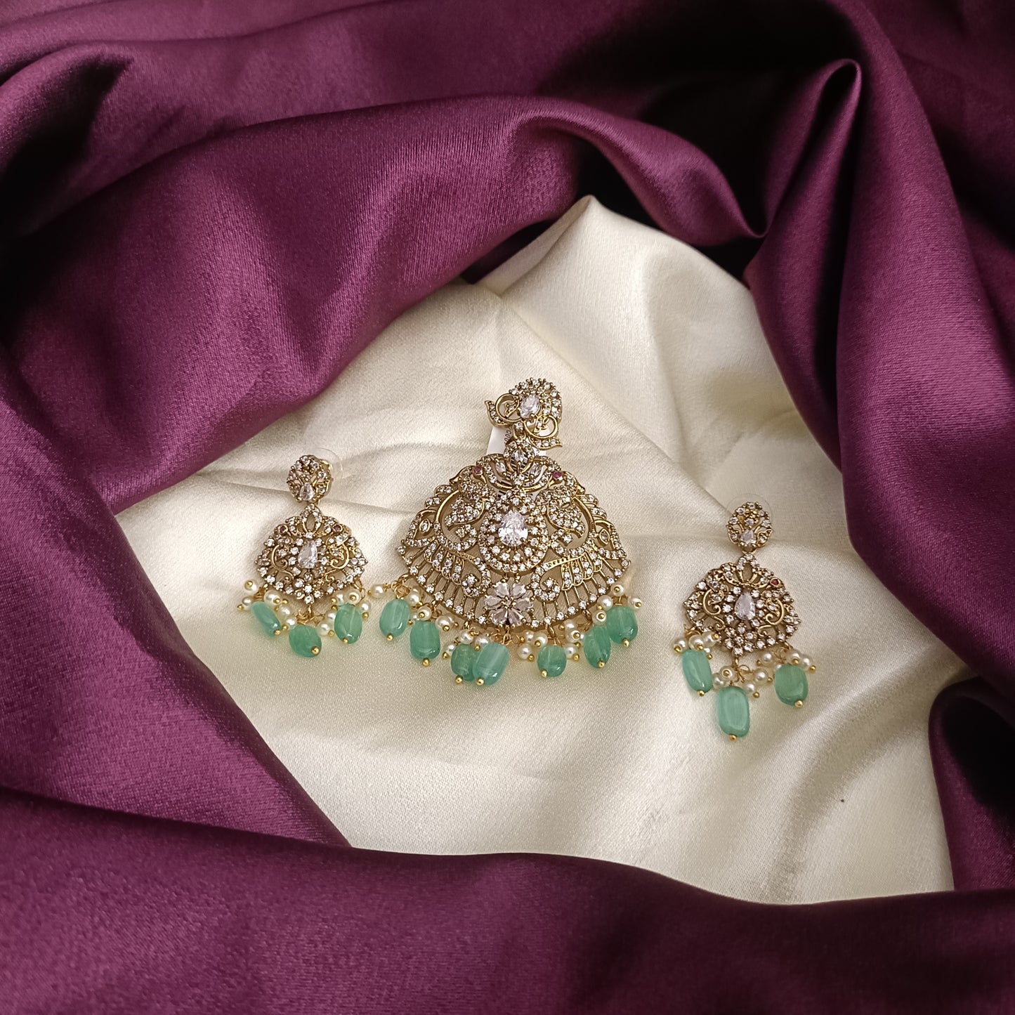 Beautiful Mehandi Polished Pendant Set