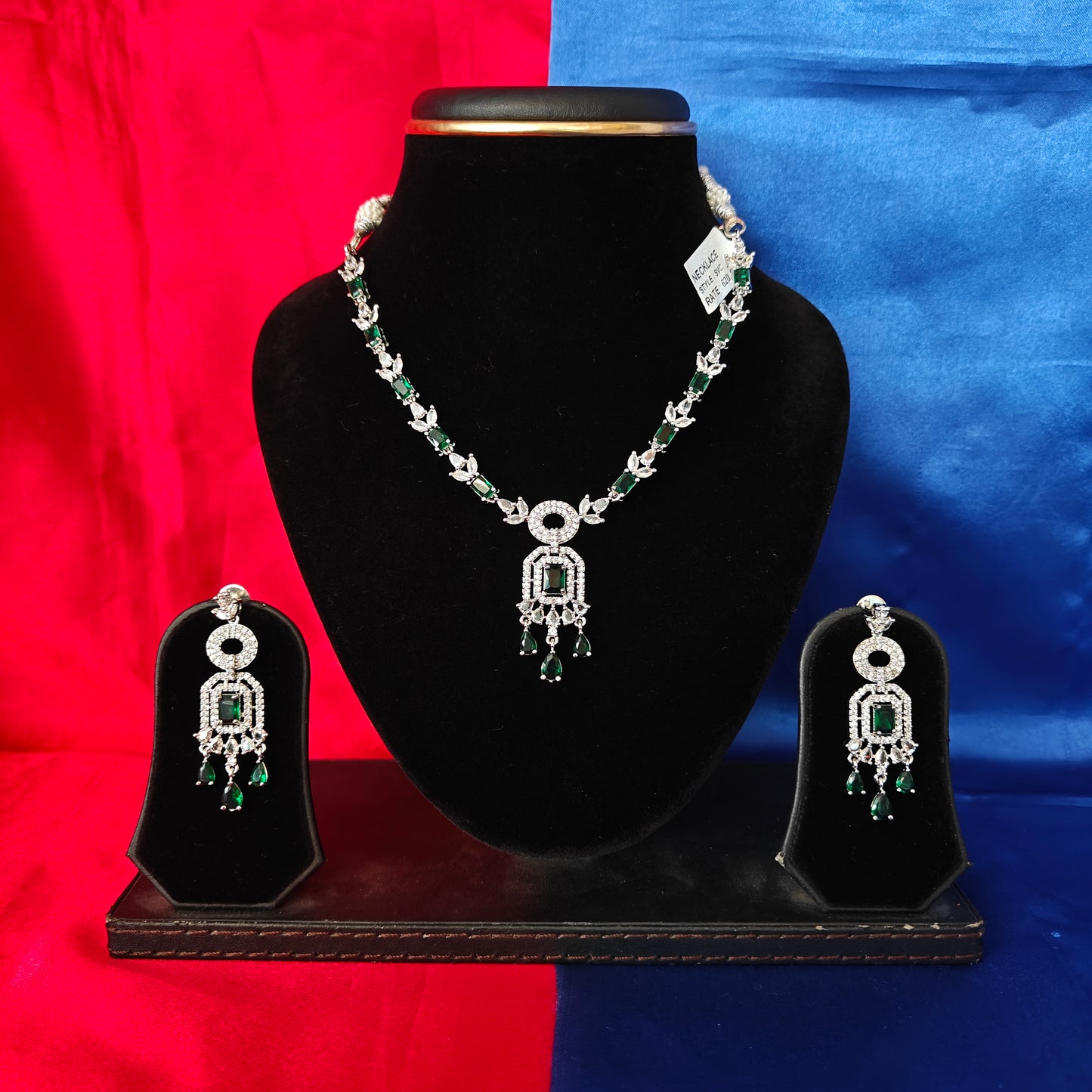 Elegant Silver Short Necklace In Green Stone