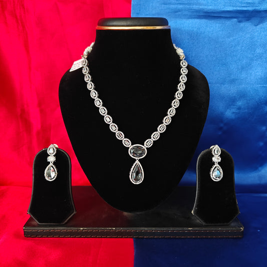 Elegant Silver Short Necklace In White Stone