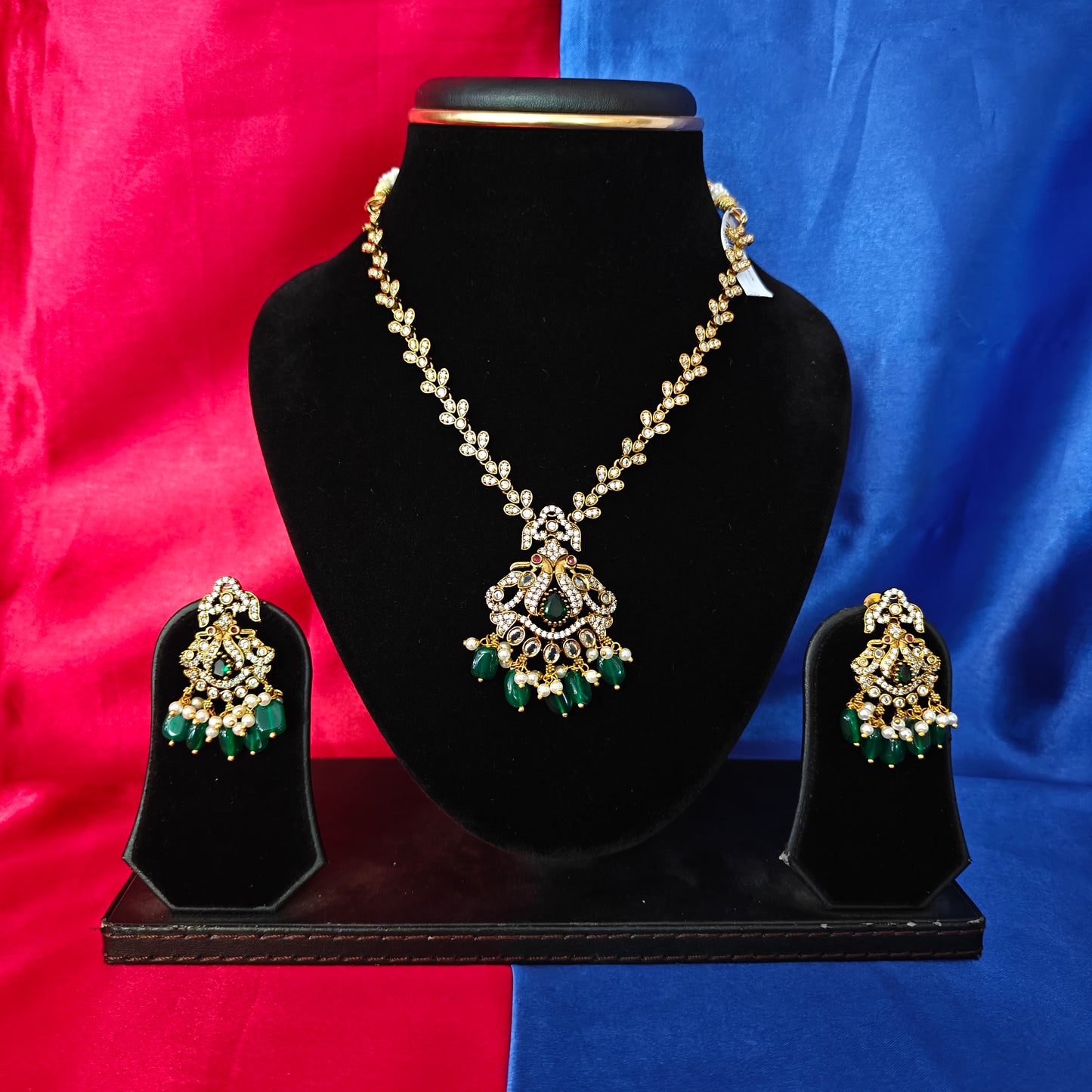 Elegant Victorian Short Necklace In Green Beads