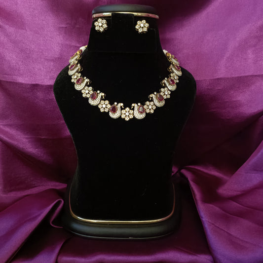 Stylish Victorian Short Necklace