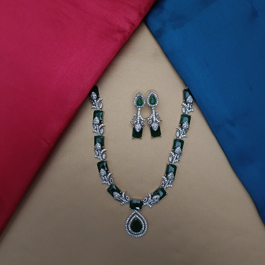 Elegant Silver Short Necklace In Emrald Stone