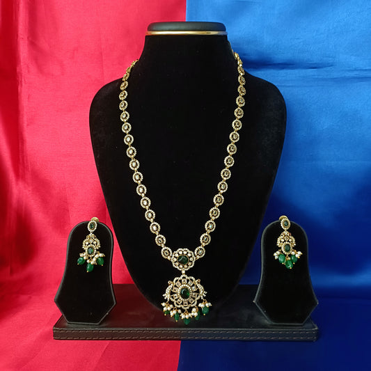 Elegant Victorian Long Necklace In Green Beads