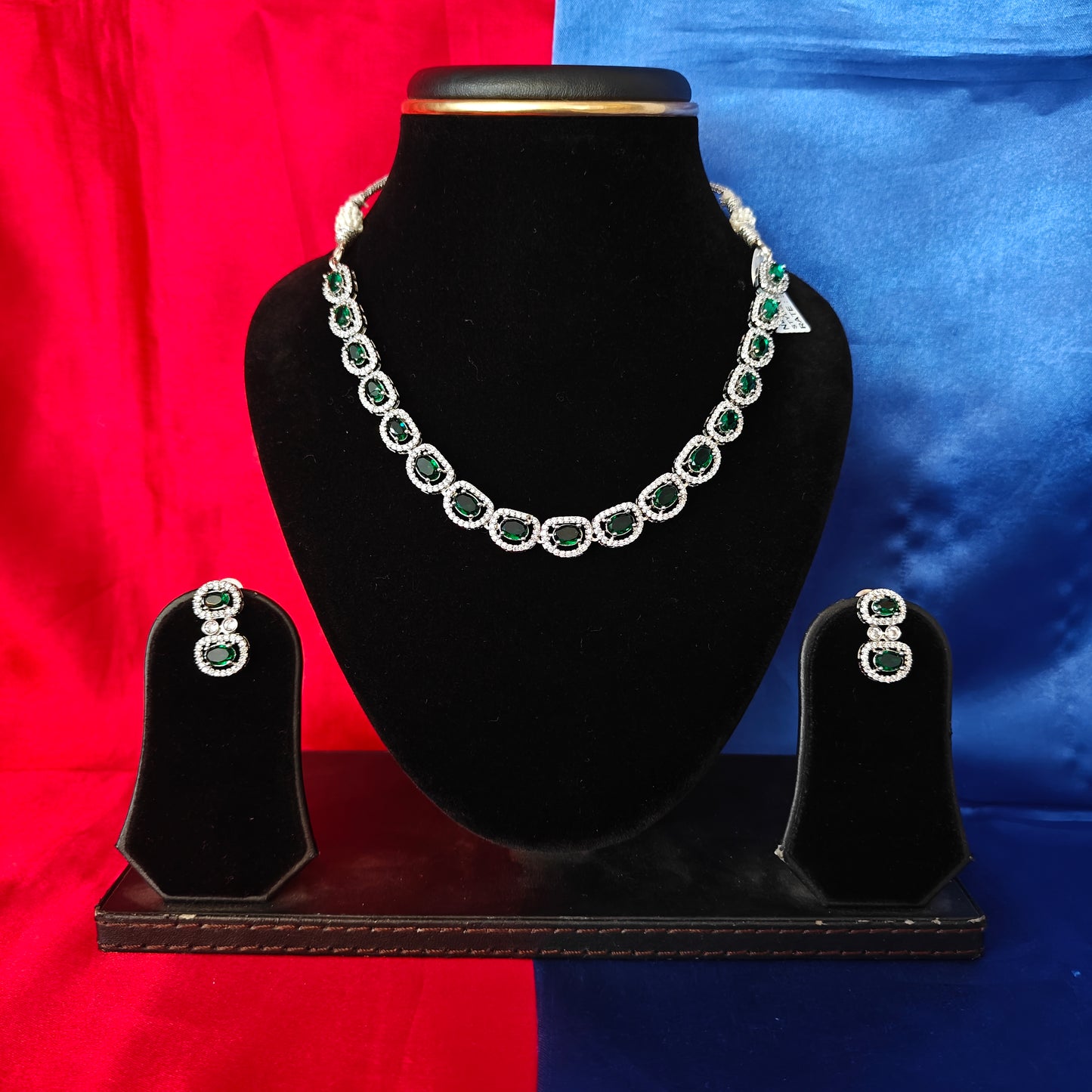 Elegant Silver Short Necklace In Green Stone