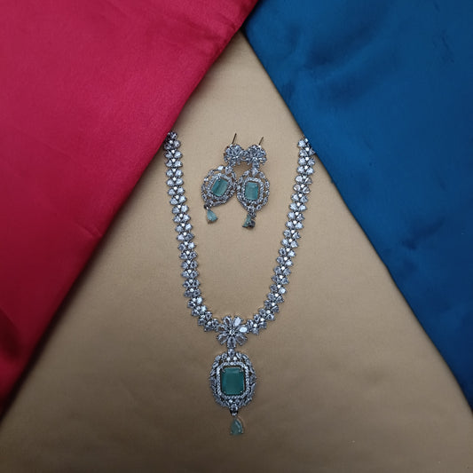 Elegant Silver Short Necklace In Pista Green Stone