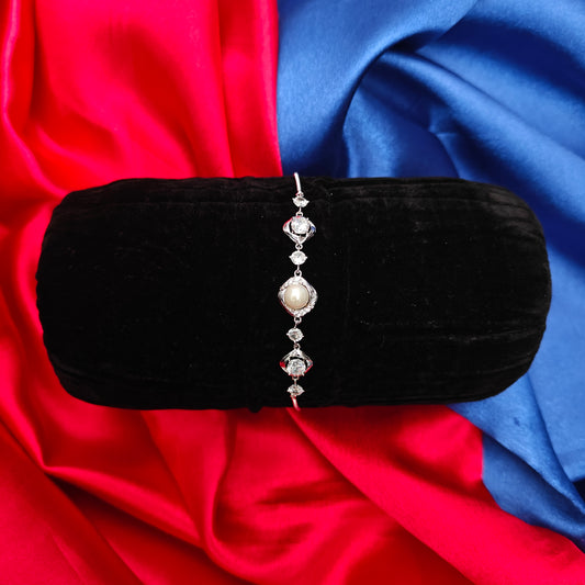 Beautiful Silver Chain Type Bracelet With Pearls