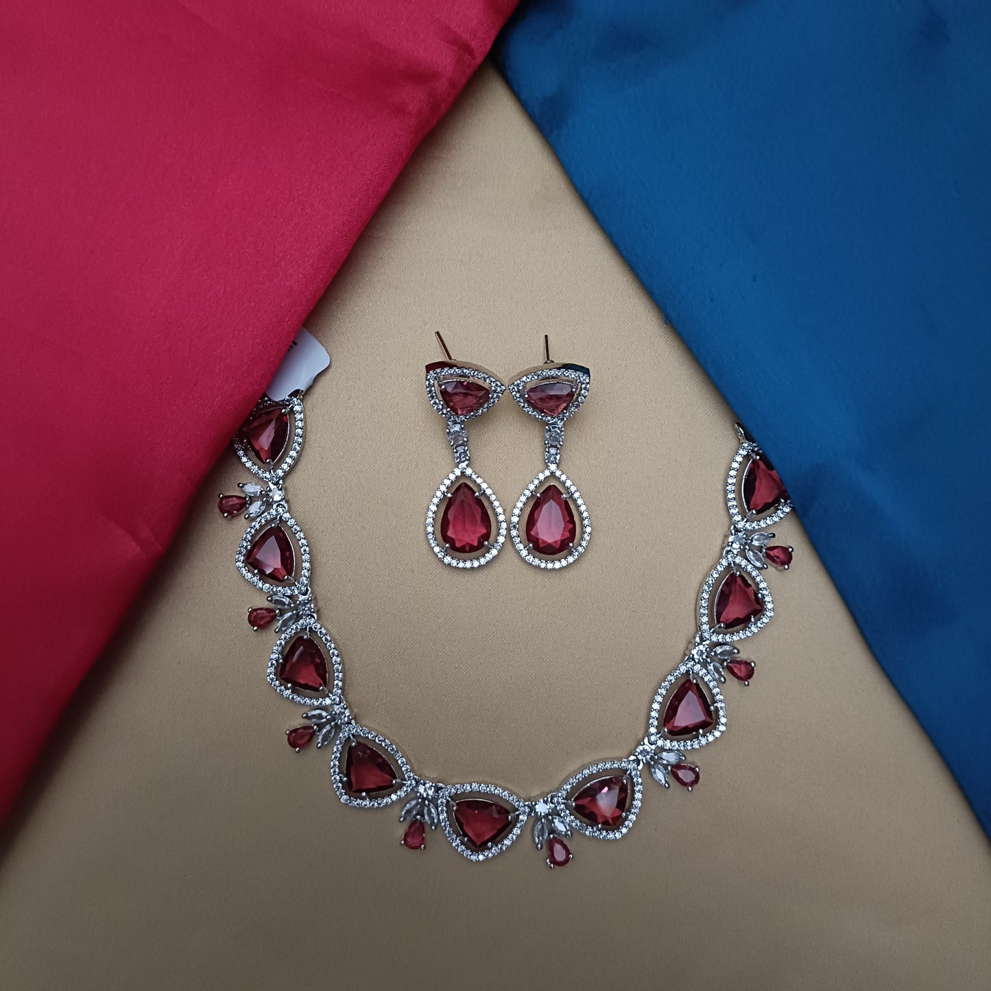 Elegant Silver Short Necklace In Red Stone