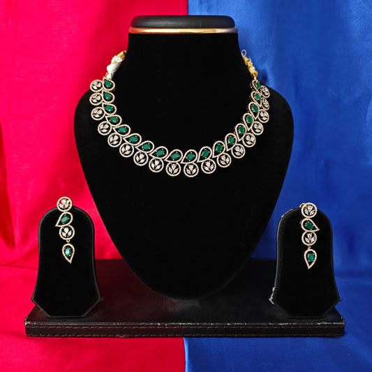 Beautiful Victorian Short Necklace In Green Stone