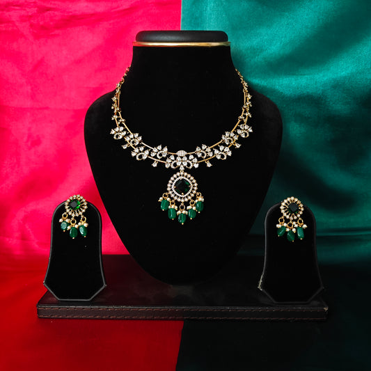 Elegant Kante Necklace In Green Stone